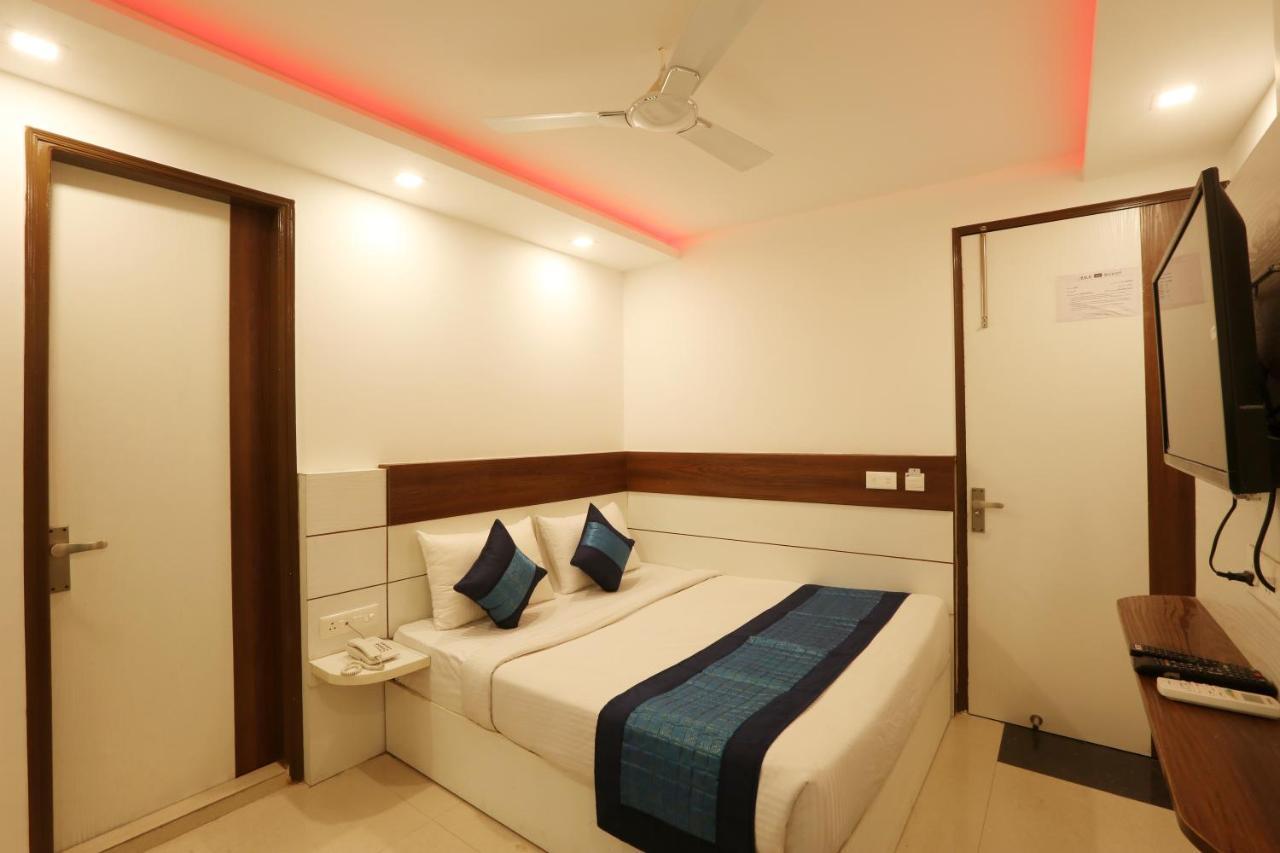 Green Plaza At Airport Hotel New Delhi Exterior photo