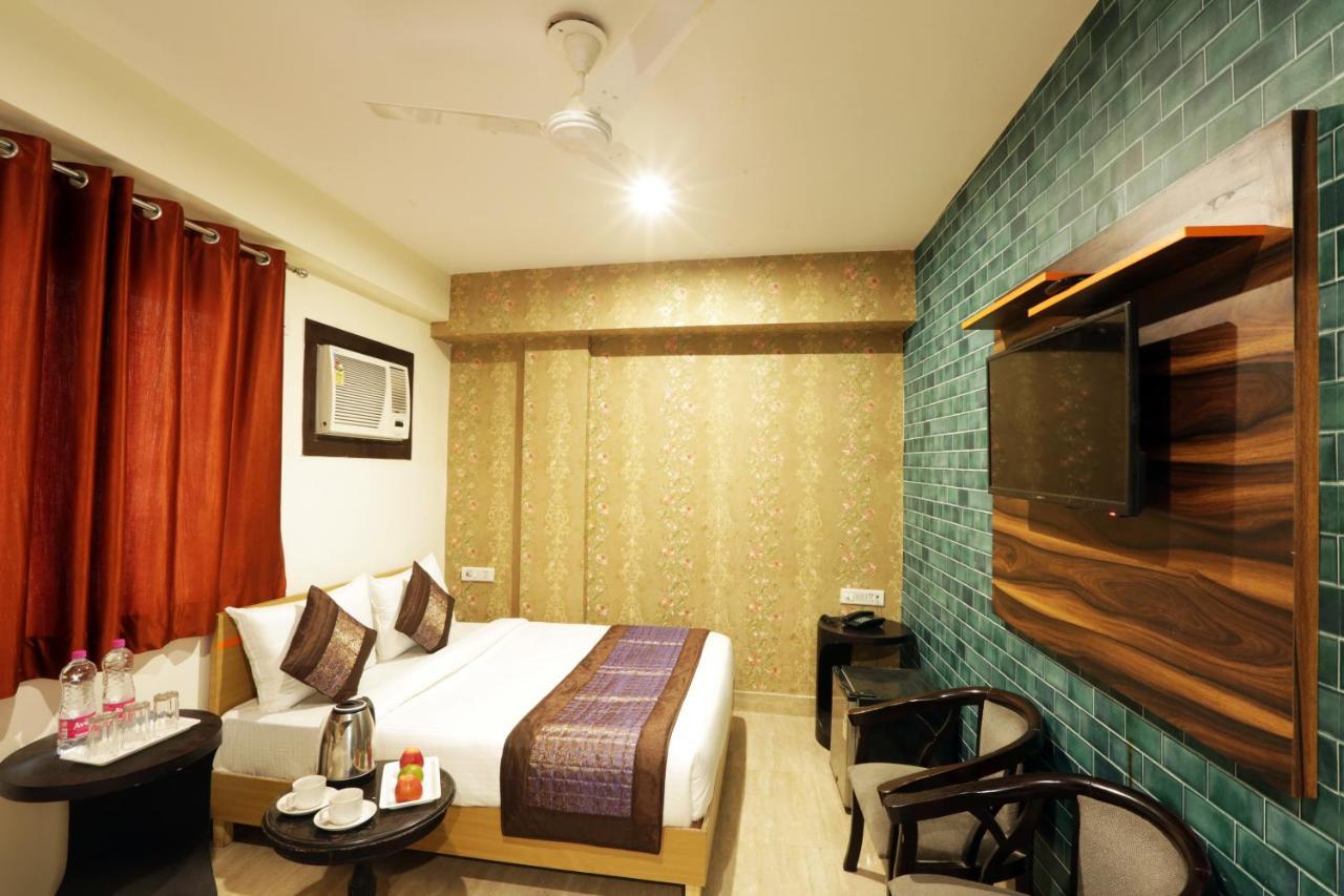 Green Plaza At Airport Hotel New Delhi Exterior photo