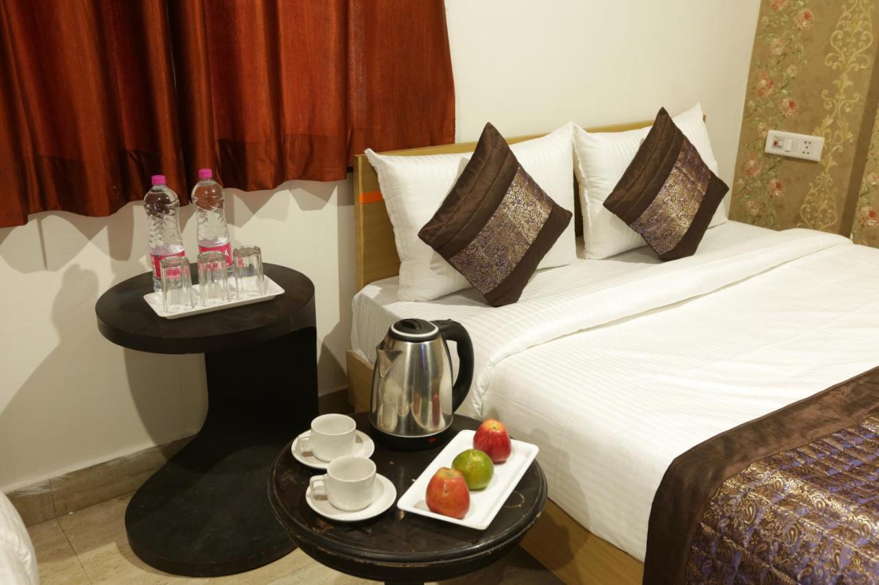 Green Plaza At Airport Hotel New Delhi Exterior photo