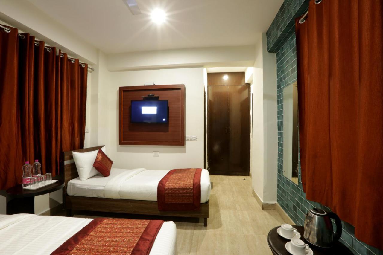 Green Plaza At Airport Hotel New Delhi Exterior photo