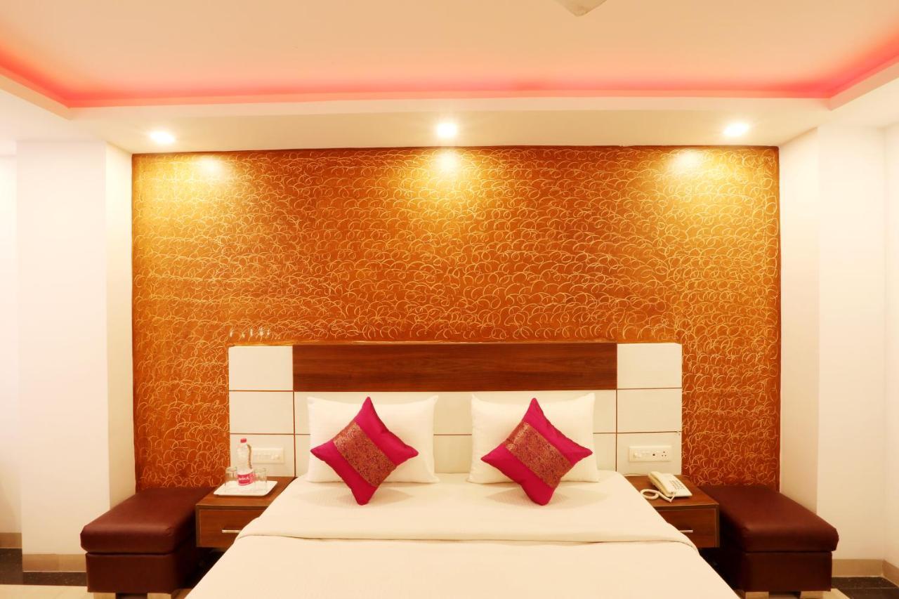 Green Plaza At Airport Hotel New Delhi Exterior photo